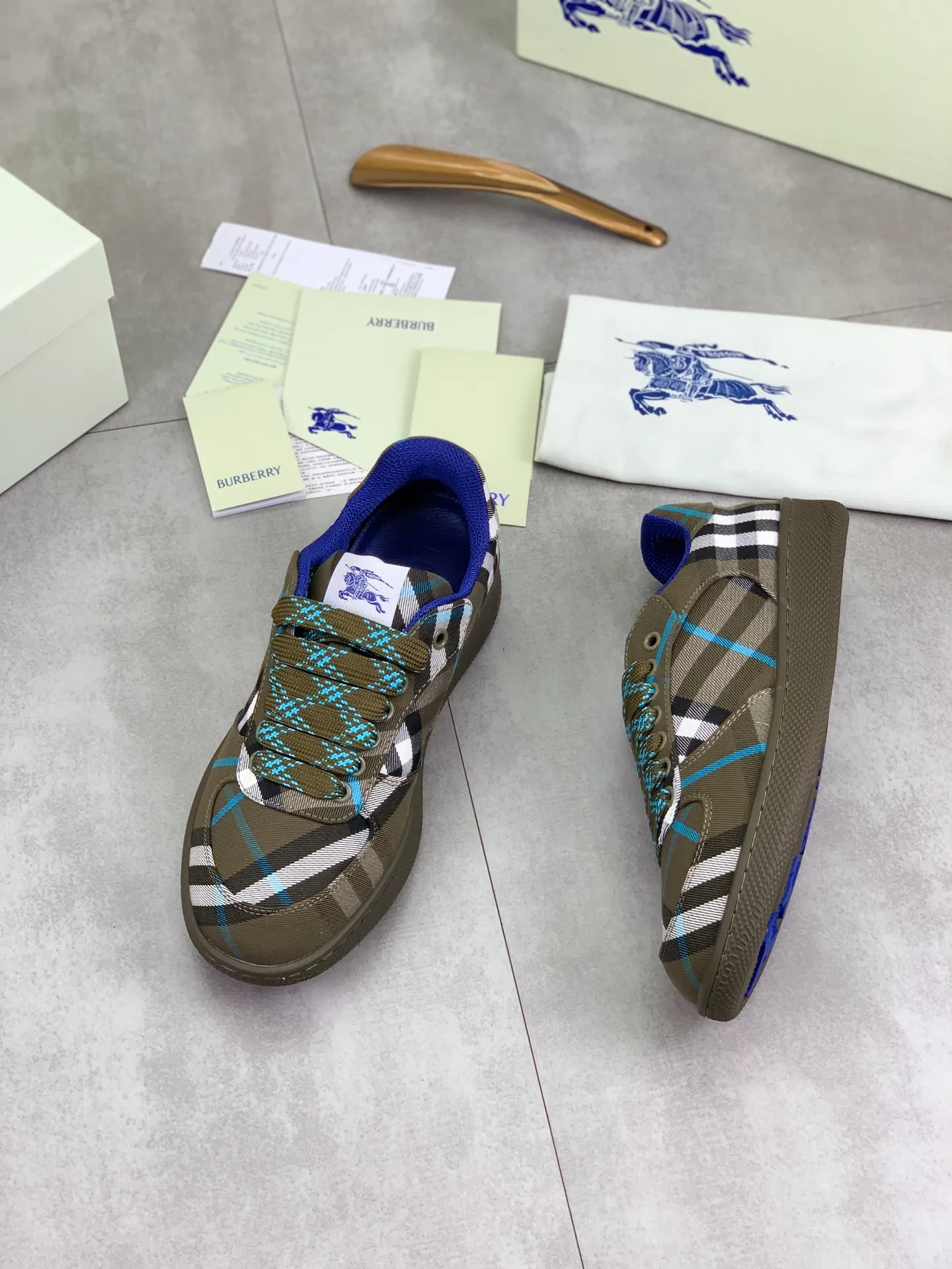 Factory price P580 [BURBERRY] Burberry - High-end quality original order - Upper: imported 🔝 original material - Inner: cowhide lining, feet; water-dyed cowhide - Outsole: ultra-light TPR rubber; two-color molded outsole - Super high quality control · Fine workmanship: highlighted (high-end, extravagance, grade) -Size: 38-46 (Male 38 46 can be customized) · Color: 5️⃣ colors available